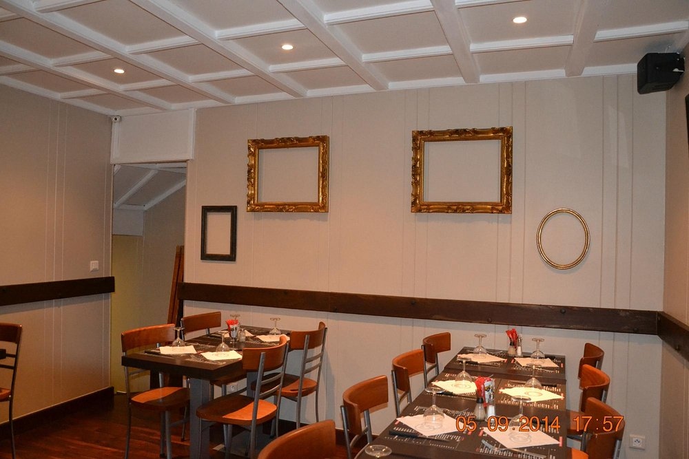 Intérieur convivial et chaleureux du Café Jules
