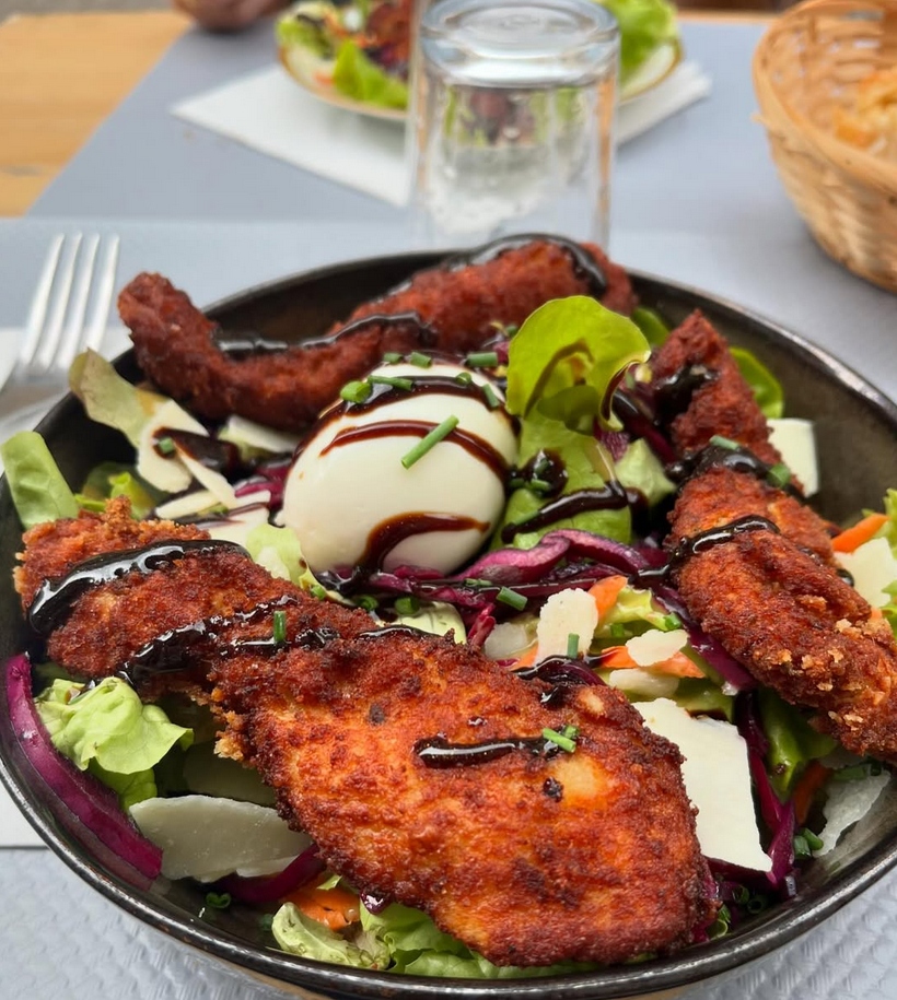 Salade fraîche et gourmande au Café Jules